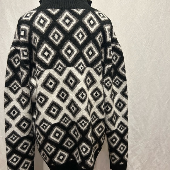Geometric Black and White Zip-Up Sweater - Picture 3 of 4